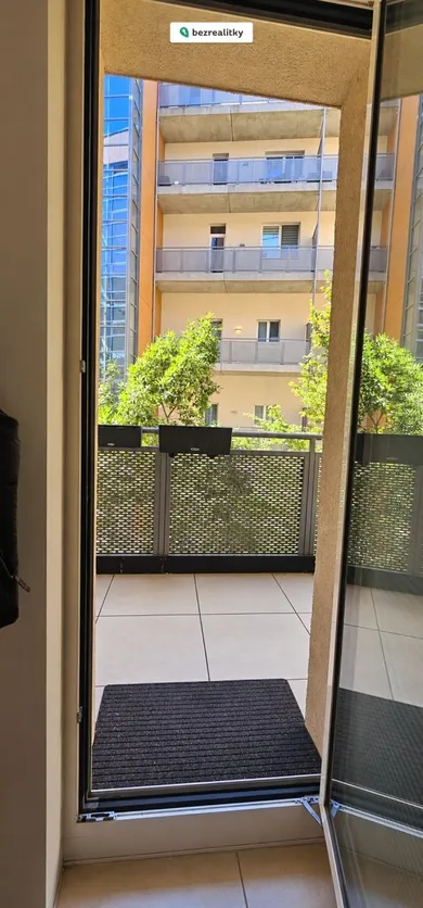 Na prenájom 2-izbový byt, 70 m², Bratislava-Staré Mesto
