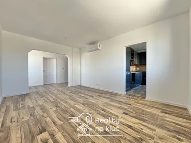 Na predaj 3-izbový byt, 81 m², Lučenec, Ulica V. V. Majakovského