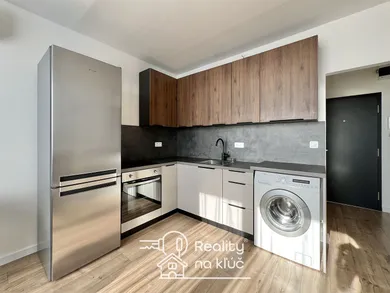 Na prenájom 1-izbový byt, 35 m², Nové Zámky, Nábrežná