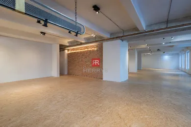 Lokale komercyjne na wynajem, Bratislava-Staré Mesto · €1800