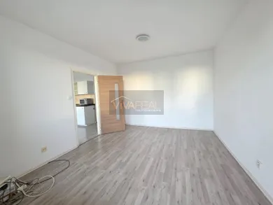 Na prenájom 1-izbový byt, 37 m², Trnava, Ulica Vladimíra Clementisa