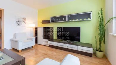 Na prenájom 4-izbový byt, 82 m², Bratislava-Petržalka, Romanova