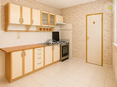 Na predaj 2-izbový byt, 67 m², Levice