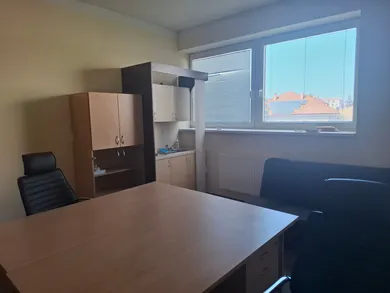 Lokale komercyjne na wynajem, Zvolen · €195