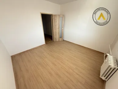 Na predaj 3-izbový byt, 72 m², Hlohovec, Závalie