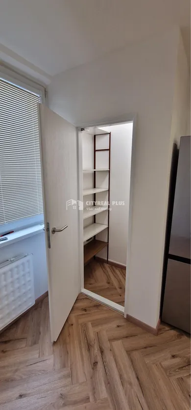 Na prenájom 1-izbový byt, 36 m², Nové Zámky, Nábrežná