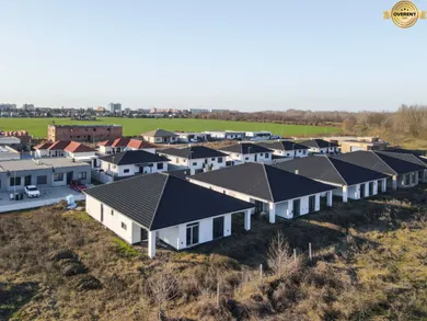 Дома на продажу, 4-комнатные, Šaľa · €219 500