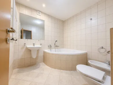Na prenájom 3-izbový byt, 163 m², Bratislava-Staré Mesto, Údolná