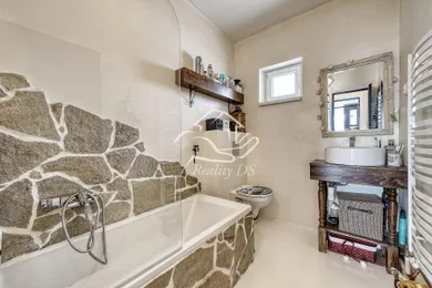 Na predaj 5-izbový dom, 238 m², Vydrany, -