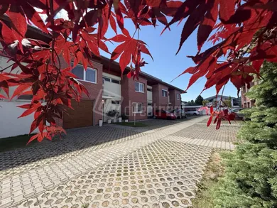 Na prenájom dom v Bratislava-Vrakuňa · €1 750 · Pôvodný stav