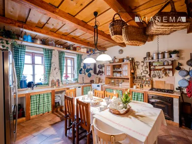 Na predaj 7-izbový dom, 240 m², Podhájska