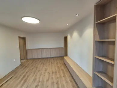 Na predaj 2-izbový byt, 65 m², Nitra, Hollého