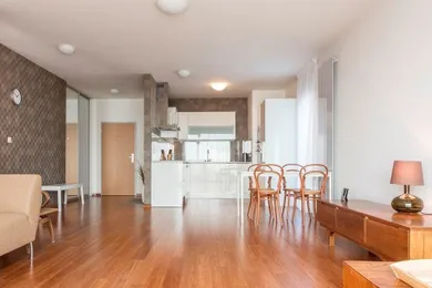 Na prenájom 3-izbový byt, 86 m², Bratislava-Nové Mesto, Frankovská