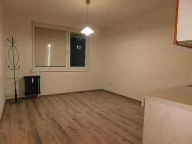 Na predaj 1-izbový byt, 38 m², Komárno, Česká ul.