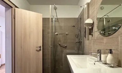 Na prenájom 2-izbový byt, 52 m², Bratislava-Karlova Ves