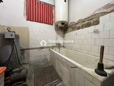 Na predaj 4-izbový dom, 200 m², Farná