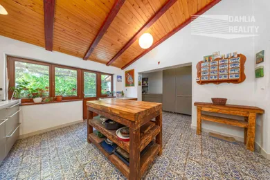 Na predaj 6-izbový dom, 420 m², Vištuk
