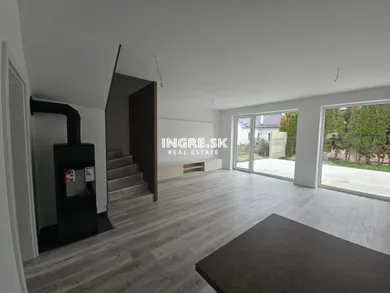 Na predaj 4-izbový byt, 96 m², Rovinka, Zelená