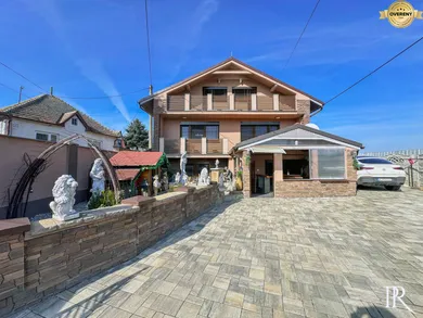 Domy na sprzedaż, 9-pokojowe, Dvorníky · €450 000