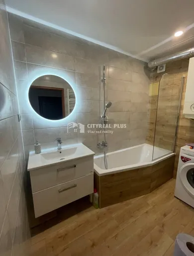 Na predaj 4-izbový byt, 90 m², Nové Zámky