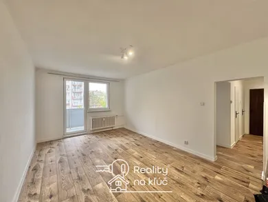 Na prenájom 1-izbový byt, 40 m², Nové Zámky, M. R. Štefánika