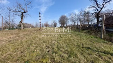 Na predaj pozemok, 671 m², Urmince