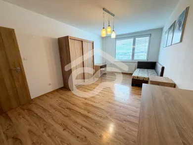 Na predaj 4-izbový byt, 84 m², Vráble, Sídlisko Lúky