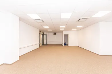 Na prenájom komerčné, 64 m², Bratislava-Staré Mesto, Námestie 1. mája