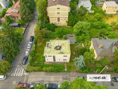 Na predaj 5-izbový dom, 227 m², Bratislava-Staré Mesto, Kubániho