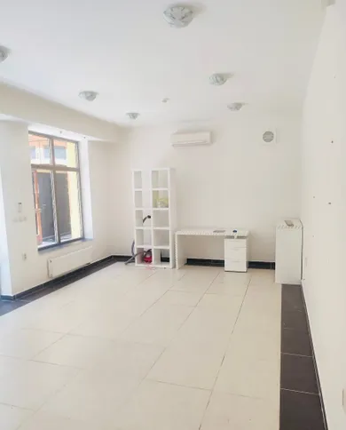 Na predaj komerčné, 35 m², Bratislava-Staré Mesto, Obchodná