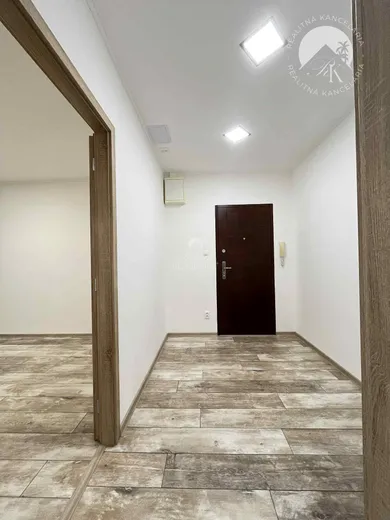 Na prenájom 1-izbový byt, 44 m², Komárno, Vnútorná Okružná