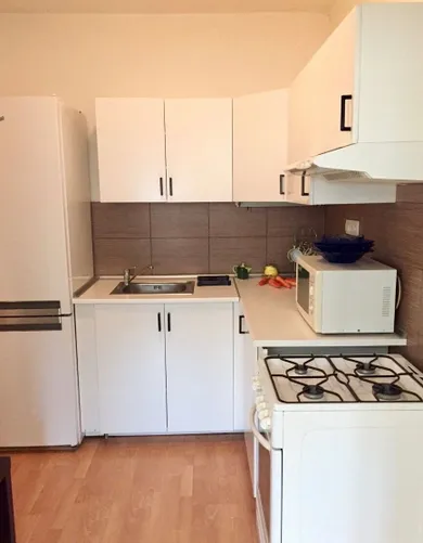 Na prenájom 3-izbový byt, 64 m², Bratislava-Petržalka, Hrobákova