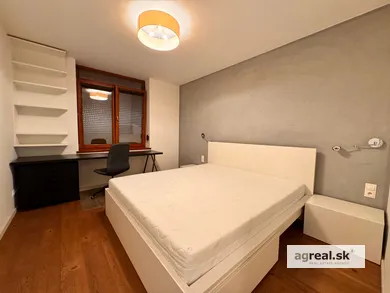 Na predaj 3-izbový byt, 81 m², Bratislava-Staré Mesto, Červeňova