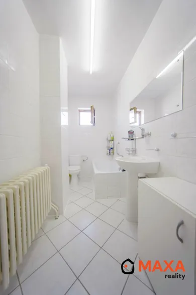 Na predaj 3-izbový dom, 200 m², Malá Lehota