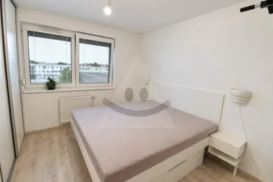 Na prenájom 2-izbový byt, 47 m², Bratislava-Nové Mesto, Sklabinská