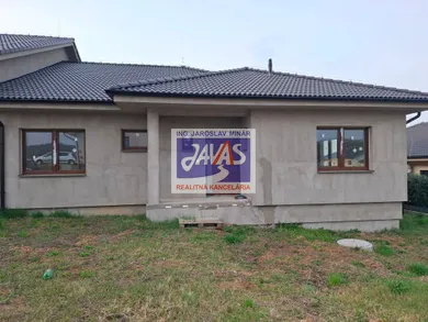 Domy na sprzedaż, 4-pokojowe, Nitra · €240 000