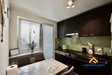 Na predaj 3-izbový byt, 71 m², Bratislava-Petržalka, Vígľašská