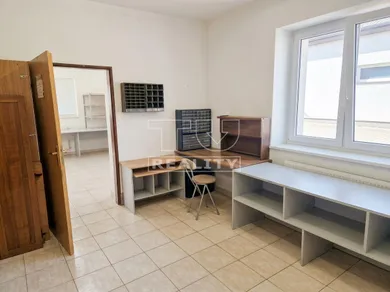 Na prenájom komerčné, 44 m², Senec