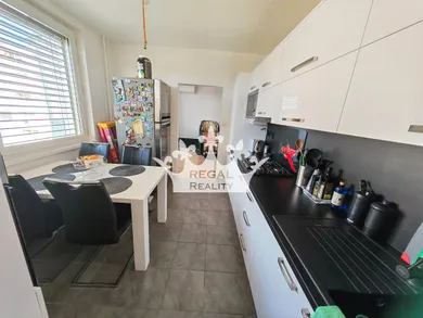 Na predaj 3-izbový byt, 73 m², Topoľčany, .