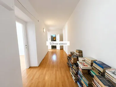 Na predaj 2-izbový byt, 61 m², Bratislava-Nové Mesto