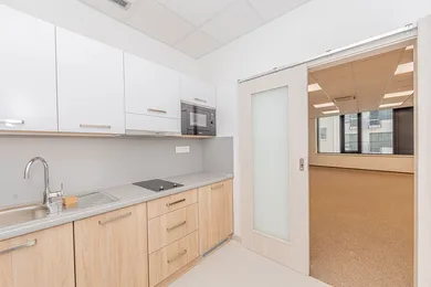 Na prenájom komerčné, 64 m², Bratislava-Staré Mesto, Námestie 1. mája