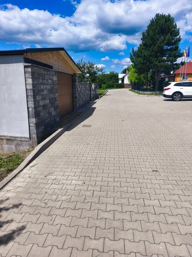 Na predaj pozemok, Uzovce