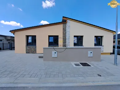 Domy na sprzedaż, 4-pokojowe, Veľký Lapáš · €240 000