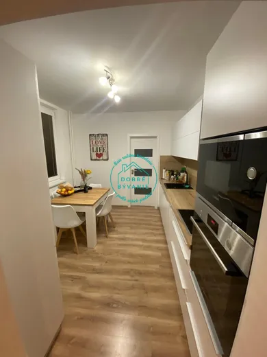 Na prenájom 3-izbový byt, 72 m², Nové Zámky
