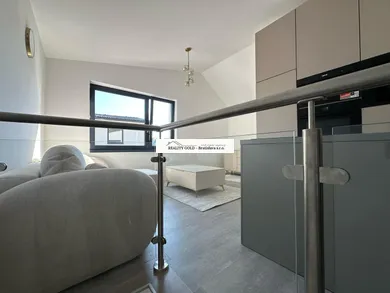 Na prenájom 2-izbový byt, 43 m², Bratislava-Nové Mesto, Vidlicová