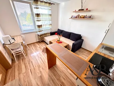 Na predaj 1-izbový byt, 37 m², Senica, Hollého