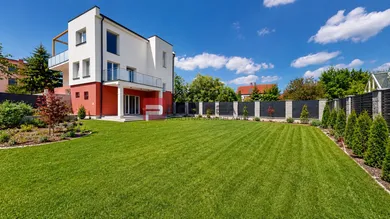 Domy na sprzedaż, 6-pokojowe, Modra · €585 000