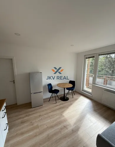 Na prenájom 2-izbový byt, 38 m², Žilina, Hečkova