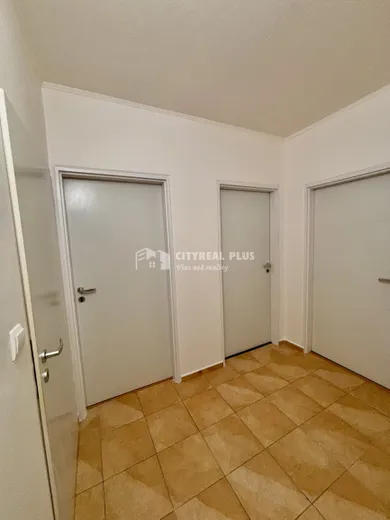 Na prenájom 3-izbový byt, 83 m², Nové Zámky, -
