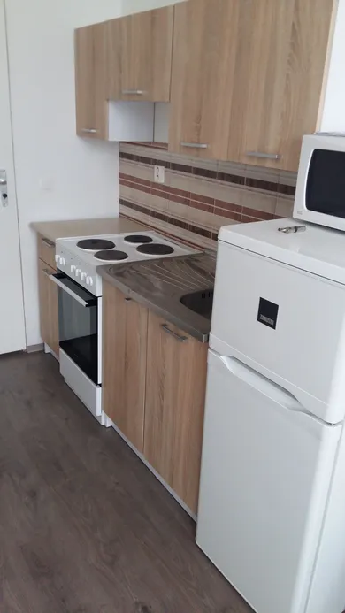 Na prenájom 1-izbový byt, 17 m², Rovinka, Hlavná